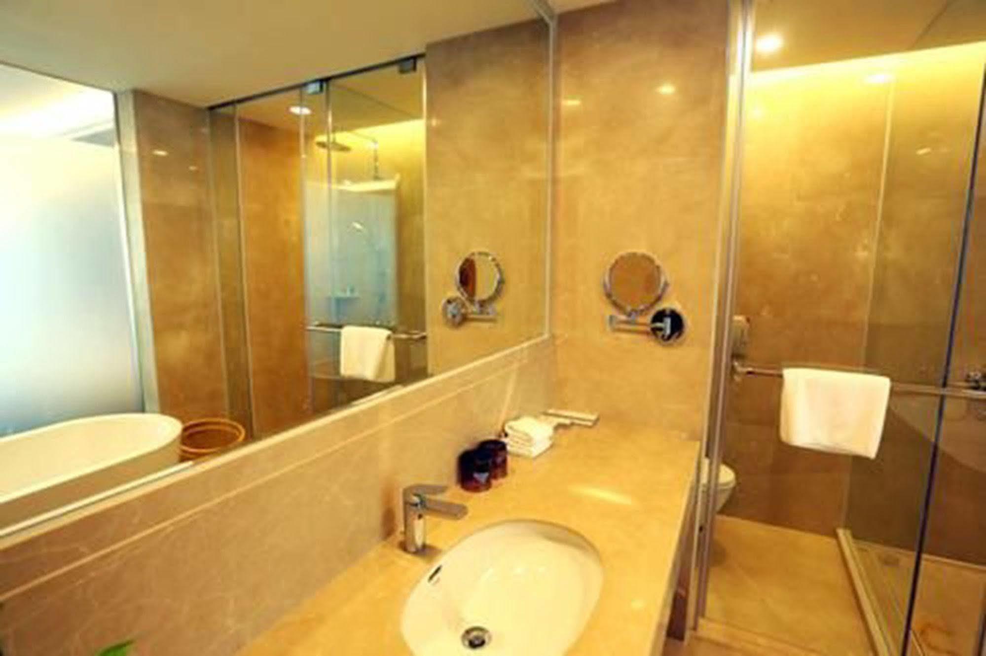 Shenzhen Baoan Plus Gems Cube Hotel Bagian luar foto